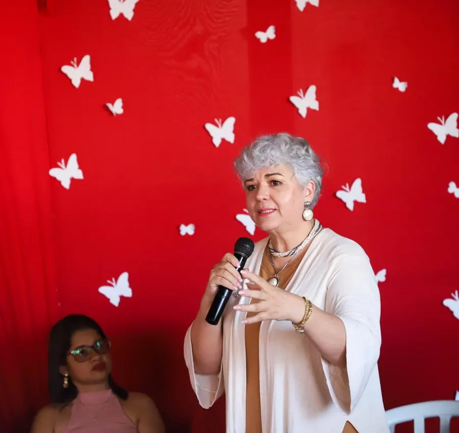 Sonia em palestra para plateia feminina
